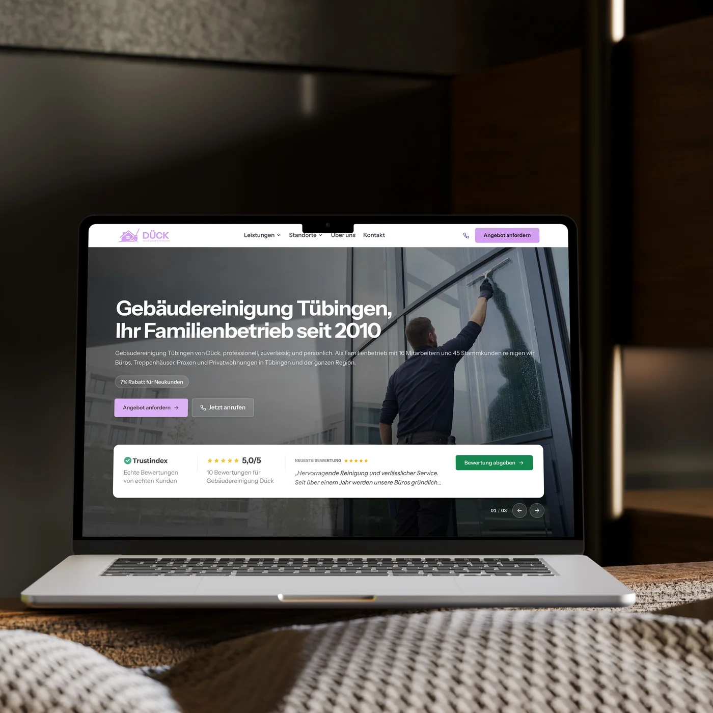 Von newcreation gestaltete Webseite der Gebäudereinigung Dück in Tübingen auf einem MacBook auf einem Holztisch