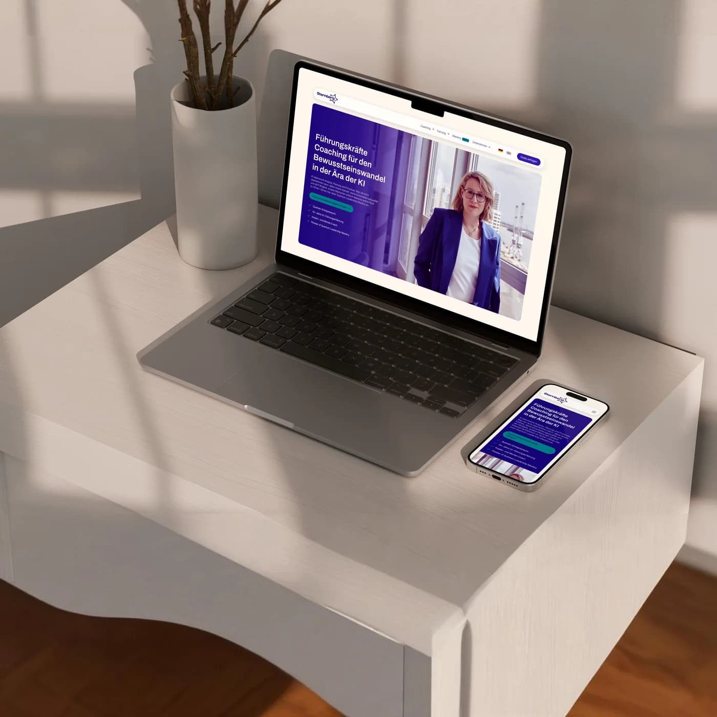 Von newcreation gestaltete Webseite von Julie Sternberg für Führungskräfte-Coaching auf MacBook und iPhone im Abendlicht