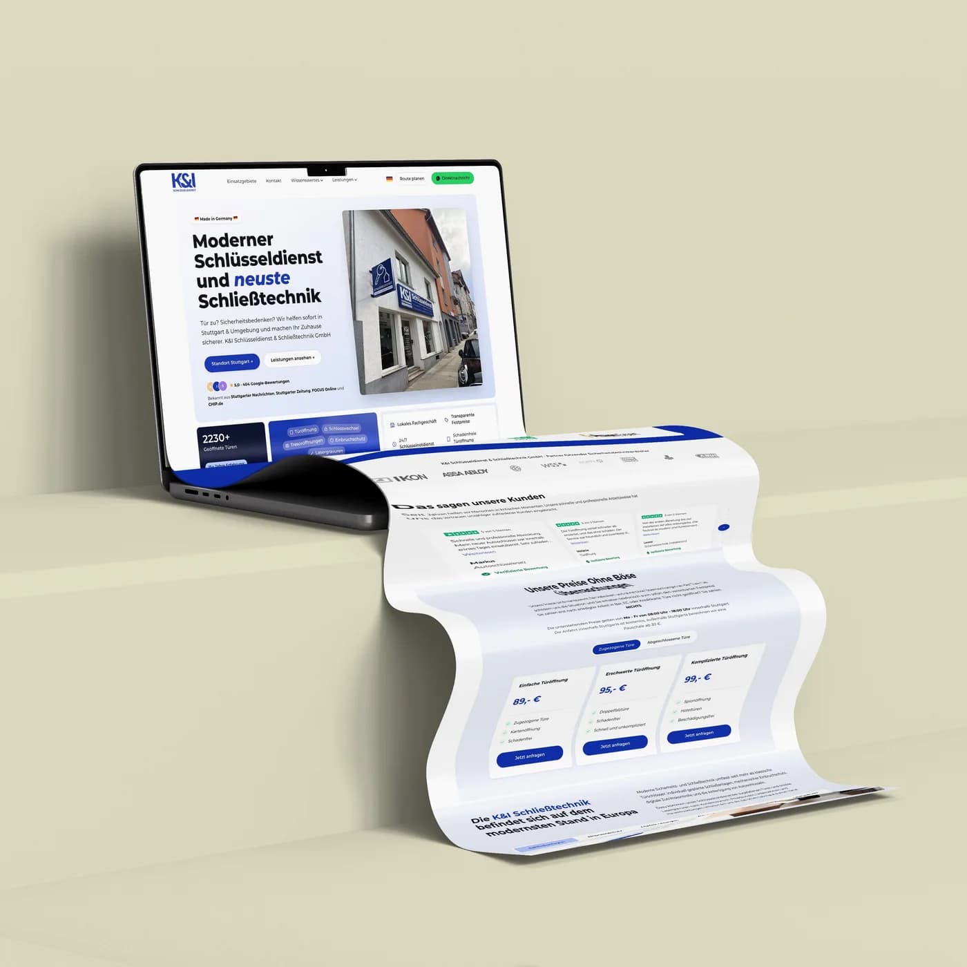 Von newcreation gestaltete Webseite von KI Schlüsseldienst in Stuttgart auf einem MacBook, die Startseite läuft als Papierbahn aus dem Bildschirm
