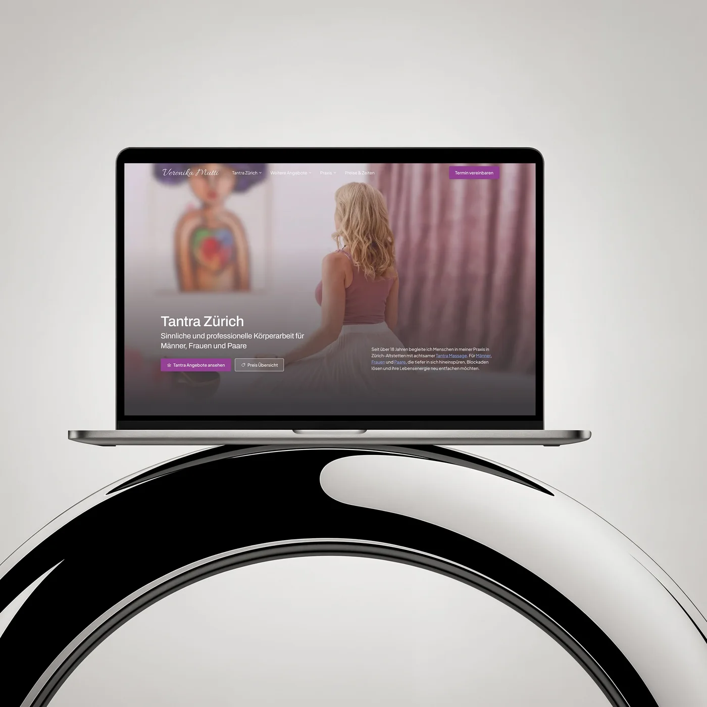 Von newcreation gestaltete Webseite von Veronika Mutti in Zürich auf einem MacBook, das auf einem verchromten Ring liegt